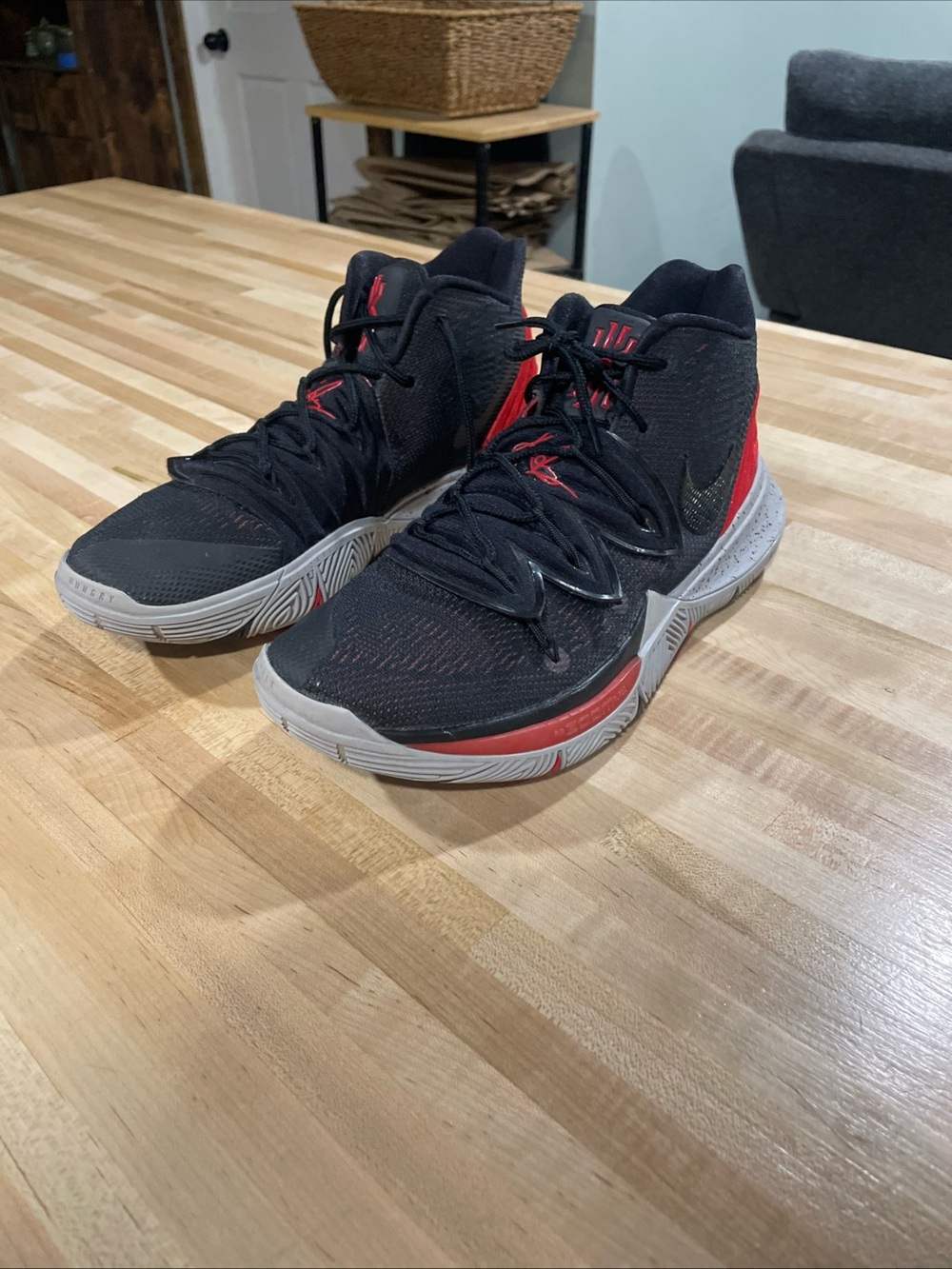 Nike Black and Red Men's High-Top Athletic Shoes kyrie Irving